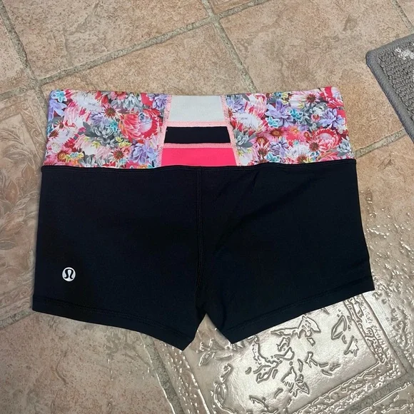 Lululemon reversible boogie shorts - Picture 1 of 3